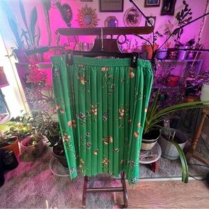 Pleated long floral skirt 💚😻
